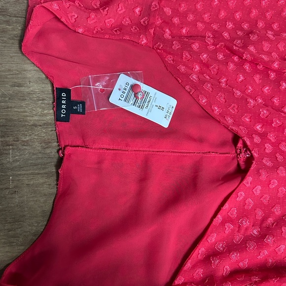 Torrid nwt magenta hot pink heart print Valentine’s Day date magenta blouse top - Picture 5 of 7